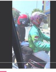 BELAJAR - Viral Seorang Siswi Belajar di Atas Sepeda Motor Saat Gojek Tancap Gas, Tugas Belum Rampung