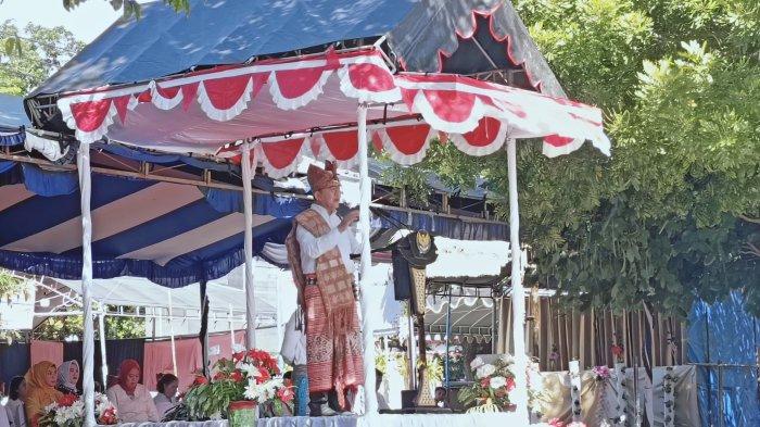 BUPATI BELU - Bupati Belu, Willybrodus Lay, memimpin upacara peringatan Hari Pendidikan Nasional (Hardiknas) yang berlangsung di Lapangan Umum Kota Atambua, Jumat (2/5/2025).