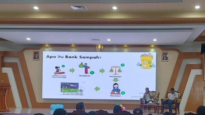 BAHAS BANK SAMPAH -Program Studi Kimia Unwira Kupang membahas bank sampah saat merayakan Hari Mol di Kampus Unwira Penfui, Kupang.