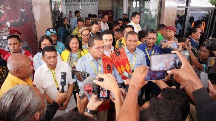 Bakal calon Gubernur NTT Melki Laka Lena dan bakal calon Wakil Gubernur NTT Irjen (purn) Johni Asadoma memberikan keterangan kepada wartawan usai mendaftar di KPU NTT, Selasa, 27 Agustus 2024 siang. Pasangan Melki-Johni diantar pimpinan 11 parpol serta pendukung dan simpatisan.