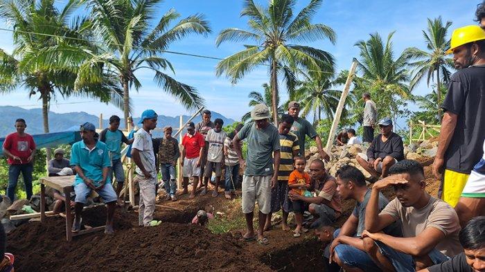 GOTONG-ROYONG UMAT -  Umat Katolik dan Muslim bergotong-royong bekerja saat peletakan batu pertama pembangunan Kapela St. Bernadus Mbangga, Paroki St. Maria Imaculata Jopu, Keuskupan Agung Ende, Senin (26/5/2025).