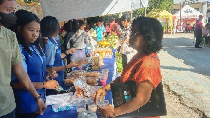 Suasana bazar yang dilaksanakan oleh siswa  SMKN1 Kupang dalam program P5, Jumat 14 Juni 2024