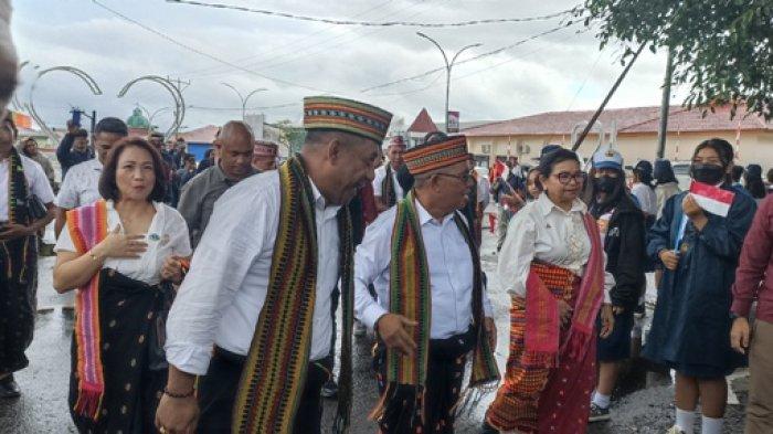 TIBA RUTENG - Bupati dan Wakil Bupati Manggarai Herybertus GL Nabit dan Fabianus Abu saat tiba di Ruteng, Minggu 2 Maret 2025.