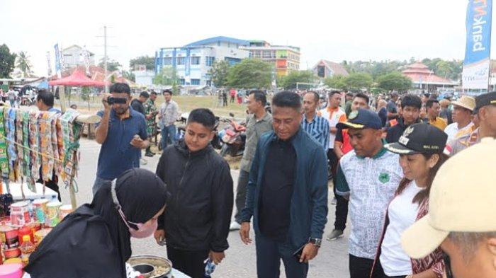 CFD - Bupati Rote Ndao, Paulus Henuk dan Wakil Bupati, Apremoi Dethan saat melihat jualan masyarakat yang ada dalam CFD.