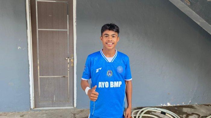 CHARLES LIWUN - Penyerang andalan BMP Flotim, Charles Liwun yang mengenakan nomor punggung 9, tampil gemilang dengan mencetak hat-trick dalam laga ini. Tambahan tiga gol tersebut membuatnya kini memimpin daftar top skor sementara turnamen dengan koleksi 5 gol.
