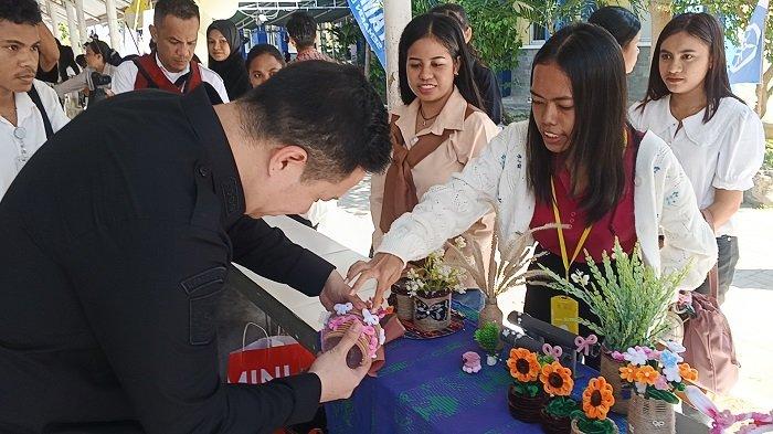 CHRISTIAN WIDODO - Walikota Kupang, dr. Christian Widodo menghadiri dan mengunjungi 16 Tenant peserta di acara After Class Market yang diselenggarakan di Fakultas Ekonomi dan Bisnis Universitas Nusa Cendana (Undana)
 
