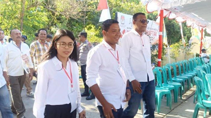 Pasangan Calon (Paslon) Calon Bupati dan wakil bupati Sikka Juventus Prima Yoris Kago dan Simon Subandi Supriadi tiba di kantor KPU Sikka, Senin 23 September 2024.