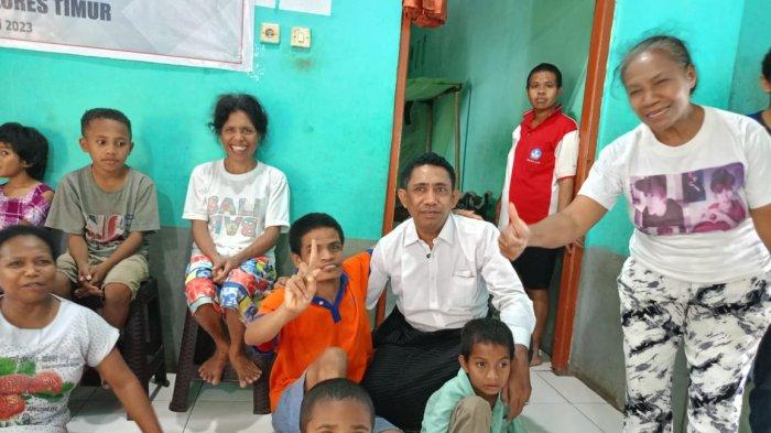 PANTI ASUHAN -- Calon Gubernur NTT Frans Aba meluangkan waktu untuk mengunjungi Panti Asuhan Adimister Duli Ona di Flores Timur , Nusa Tenggara Timur