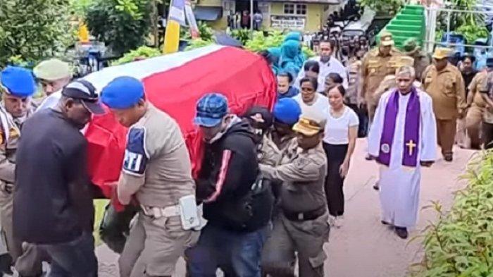 DIMAKAMKAN – Suasana pemakaman Camat Kramongmongga, Darson Hegemur yang tewas mengenaskan karena diduga dianiaya oleh anggota kelompok kriminal bersenjata atau KKB Papua.