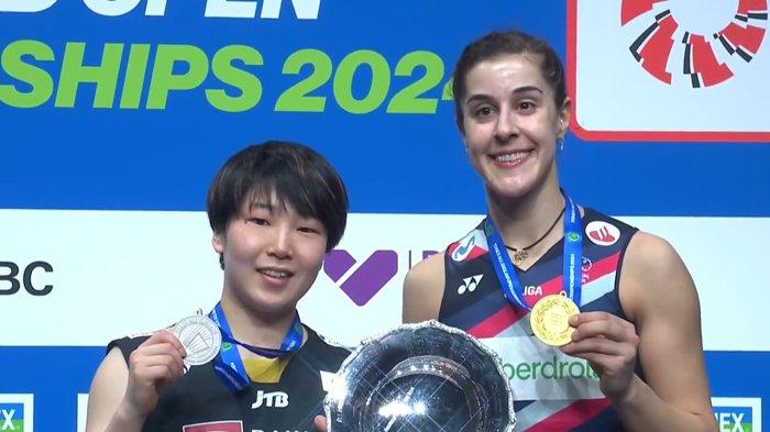 Pemain Spanyol Carolina Marin (kanan) dan Akane Yamaguchi. Marin keluar sebagai juara tunggal putri All England, Minggu (17/3/2024).