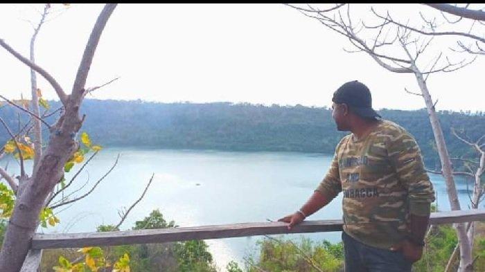 Seorang pengunjung berdiri di tepi Danau Waibelen atau Danau Asmara di Kecamatan Tanjung Bunga, Kabupaten Flores Timur NTT.