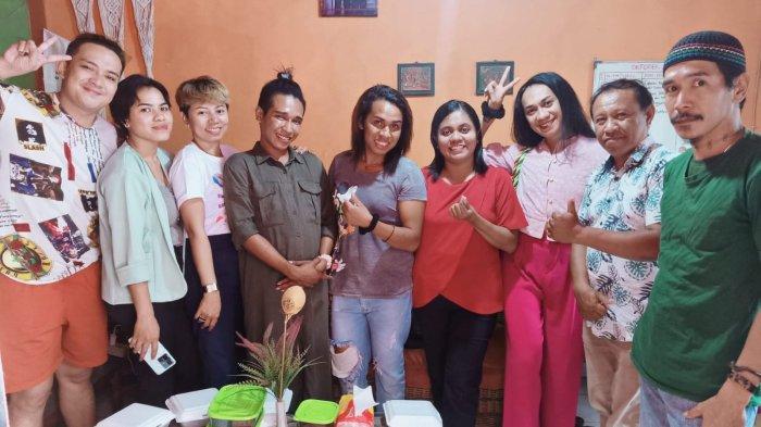DESSY TAFULI -- Transpuan Dessy Aurelia Tafuli alias Oktvianus Tafuli (tengah), semasa hidupnya, berfoto bersama dengan teman-teman Komunitas Independen Men of Flobamorata (IMoF) NTT.