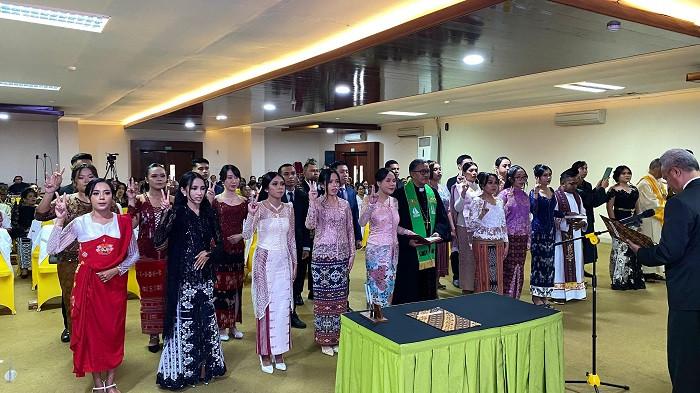 DOKTER - Fakultas Kedokteran dan Kedokteran Hewan Universitas Nusa Cendana (Undana) kembali mencetak sejarah dengan melantik dan mengambil sumpah sebanyak 25 lulusan Program Pendidikan Profesi Dokter Periode XLV Tahun 2025. Prosesi pelantikan berlangsung secara khidmat di Aula Rektorat Undana, Rabu (30/7/2025).
