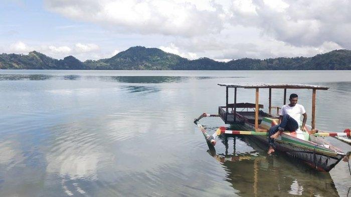 Danau Vulkanik Belerang Sano Nggoang, Desa Sano Nggoang, Kecamatan Sano Nggoang, Kabupaten Manggarai Barat, Flores, NTT, Selasa, (11/10/2022). 