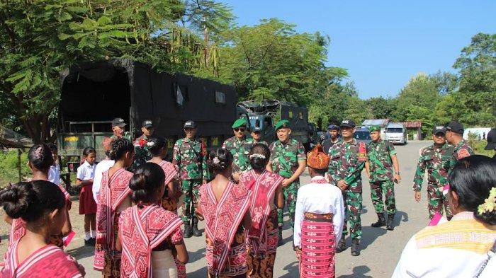 RESMIKAN RUMAH LAYAK HUNI - Dansatgas Yonif 741/GN, Letkol Inf Sy Gafur Thalib, meresmikan dan menyerahkan satu unit rumah layak huni milik Marselinus Luan (77 tahun), warga Dusun Lookeu, Desa Dafala, Kecamatan Tasifeto Timur, Kabupaten Belu, yang sebelumnya dalam kondisi tidak layak huni. Rabu 16 April 2025.