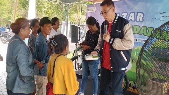 Deputi Bisnis PT Pegadaian Area Kupang, Anwar, S.Sos, M.M bersama nasabah PT Pegadaian dalam hari terakhir Bazar Emas 2024 di Kupang