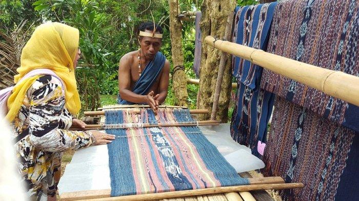 Desa Watublapi Kabupaten Sikka dengan kekayaan tentun ikat tradisional.