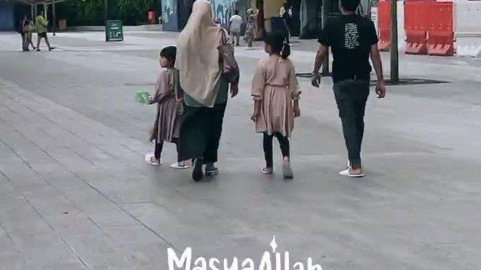 Desta dan Caca kepergok bawa ketiga anak mereka liburan bersama