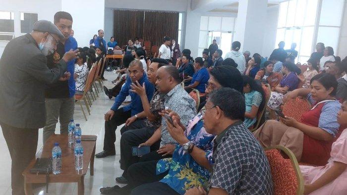 DEWAN JURI -Dewan juri  koordinasi dengan panitia serta LPK3D NTT saat audisi menyanyi mazmur tanggapan di Auditorium Unwira Kupang, Sabtu, 15 Juli 2023.