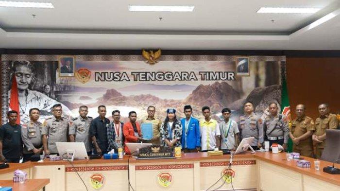 DIALOG BERSAMA - Wakil Gubernur (Wagub) NTT Johni Asadoma foto bersama saat menerima perwakilan komunitas pikap, Selasa (8/7/2025) untuk berdialog di Ruang Rapat Gubernur NTT.