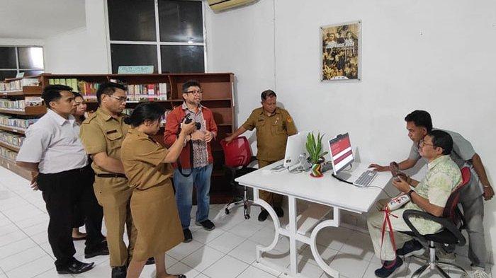 Pemimpin Redaksi Pos Kupang, Dion DB Putra (kanan) mengakses koleksi musik di  Pojok Jaap Kunst yang diluncurkan, Selasa (24/9/2024). Pojok Jaap Kunst berada di lantai 2 Dinas Kearsipan dan Perpustakaan Provinsi NTT, Jl. Tompelo Kota Kupang.