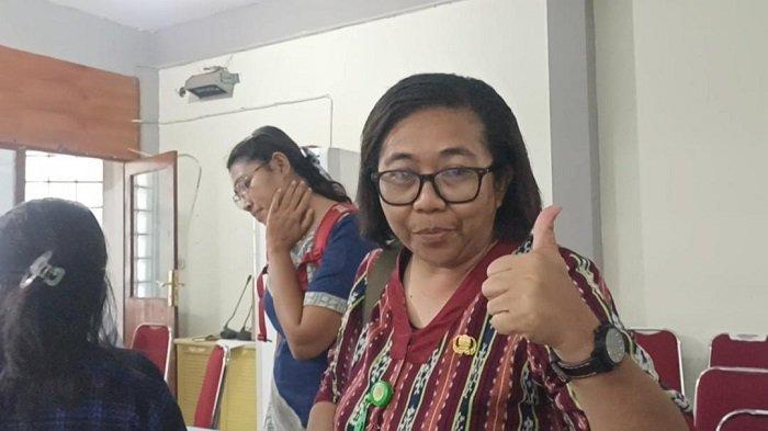 Direktur RSUD TC Hillers Maumere dr. Clara Francis enggan berkomentar saat hendak diwawancarai wartawan di gedung DPR Sikka, Kamis 10 April 2025.