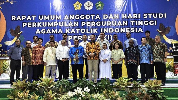 Para Peserta RUA V PERPETAKI bersama Dirjen Bimas Katolik Kemenag RI,  Drs. Suparman, SE.M.Si.