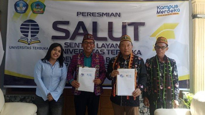 DIRUT UT - Direktur Universitas Terbuka (UT) Kupang, Dr Ajad Sudrajat, M.Pd didampingi Ketua SALUT Dewantara Borong Rofinus Hibur Hijau, M.Pd meresmikan SALUT Dewantara Borong.