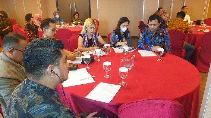 PESERTA FGD -Peserta FGD serius mendengarkan pemaparan materi oleh Kepala LL Dikti Wilayah XV, Prof.Dr. Adrianus Amheka,S.T,M.Eng di Hotel Aston, Jumat, 7 Juli 2023.