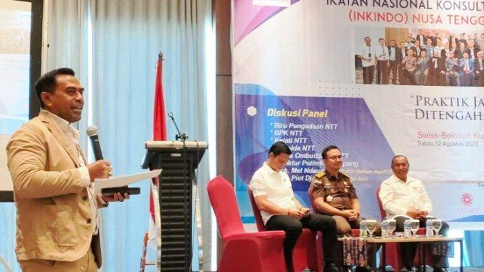 Don Ara Kian selaku moderator dalam Diskusi Panel yang digelar oleh Forum Anggota Ikatan Nasional Konsultan Indonesia atau FORA Inkindo NTT di Hotel Swiss-Belcourt Kupang pada Sabtu, 12 Agustus 2023.