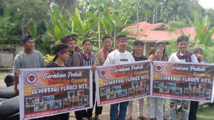 Warga masyarakat asal Flores dan pulau-pulau sekitarnya yang terhimpun dalam Ikatan Keluarga Besar Flores (IKBF) Kundu saat menggelar aksi donasi untuk warga korban erupsi Gunung Lewotobi di Tanjung Batu Kota, Kecamatan Kundu, Kabupaten Karimun, Provinsi Kepulauan Riau, Minggu (17/11/2024).