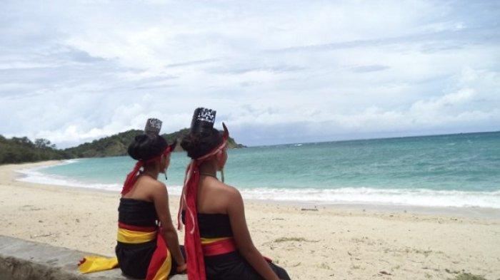 Dua gadis Sumba di Pantai Maloba , Sumba Tengah .