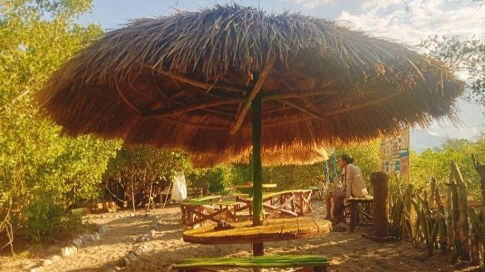
Dua orang pengunjung sedang duduk santai di Pantai Nangsule, Kabupaten Sikka, Nusa Tenggara Timur (NTT).