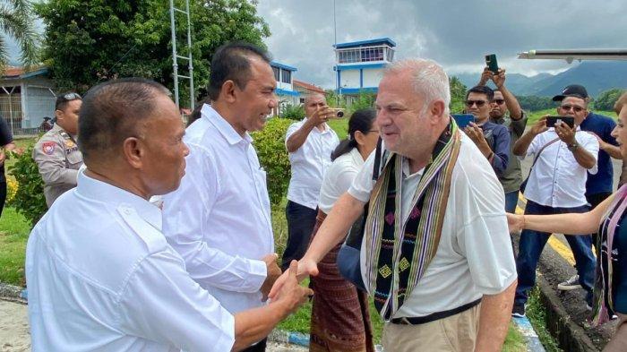 DUBES - Duta Besar (Dubes) Portugal disambut Bupati dan Wakil Bupati Flores Timur, di Bandara Gewayantanah Larantuka, pekan lalu.