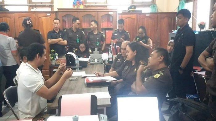 SERAHKAN - Eks Kapolres Ngada AKBP Fajar Lukman (baju putih) saat diserahkan penyidik Polda NTT ke Kejaksaan Negeri Kota Kupang. Ia tengah dimintai keterangan oleh Jaksa saat penyerahan pada 11 Juni 2025 lalu. 
