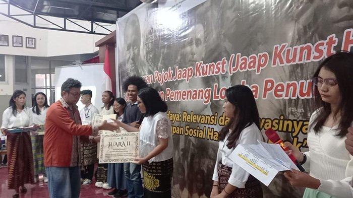 Direktur Eksekutif IRGSC, Dominggus Elcid Li, PhD menyerahkan hadiah kepada pemenang lomba penulisan esai tentang warisan budaya di Dinas Kearsipan dan Perpustakaan Provinsi NTT, Jl. Tompelo Kupang, Selasa (24/9/2024).