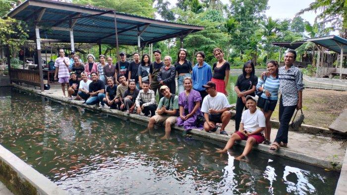 IMOF NTT - Ketua IMoF NTT, Ridho Herewila bersama anggota serta orangtua dan Pdt Emi Sahertian, dalam Family Gathering IMoF NTT, di Kupang, Sabtu (27/1).