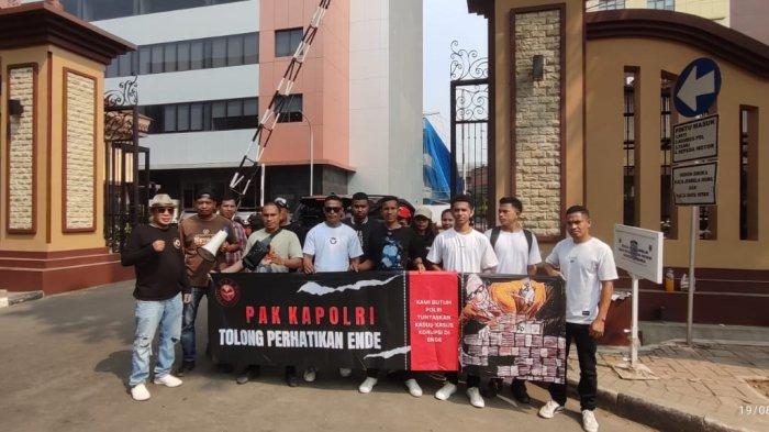 AKSI DAMAI – Forum Ende Muda (FEM) Jakarta menggelar aksi damai di Mabes Polri, Senin (19/8) terkait proses penanganan kasus Bronjong  di Ende oleh Polres Ende.