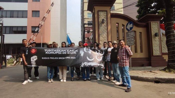 AKSI DAMAI – Forum Ende Muda (FEM) Jakarta menggelar aksi damai di Mabes Polri, Senin (19/8) terkait proses penanganan kasus Bronjong  di Ende oleh Polres Ende.