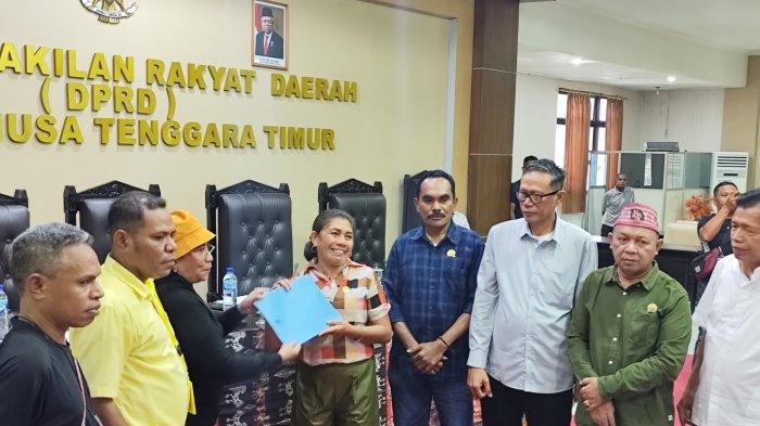 POS KUPANG/IRFAN HOI 

PERNYATAAN SIKAP -- Wakil Ketua Komisi I DPRD NTT Ana Kolin, menerima pernyataan sikap dan tuntutan Forum Jurnalis Pengawal Reformasi NTT atau FJPR NTT terkait Revisi RUU Penyiaran dari Ana Djukana, pengurus AJI Kupang, Jumat (7/6).