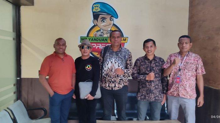 FEM JAKARTA -- Forum Ende Muda (FEM) Jakarta mendatangi Devisi Profesi dan Pengamanan Polri atau Div Propam Polri, Rabu (5/6), mengadukan dugaan tindakan diskriminasi atau tebang pilih dalam penegakan hukum kasus Bronjong dan normalisasi kali Lowolande tahun 2016 di Lowo Lande Desa Tou Kecamatan Kotabaru.