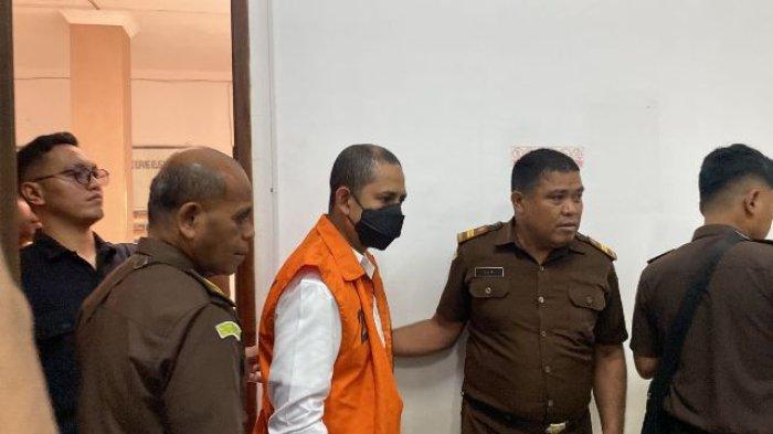 MASUK RUANG SIDANG - Terdakwa kasus pelecehan seksual, AKBP Fajar Widyadharma saat memasuki ruang sidang PN Kupang, Senin (7/7/2025).