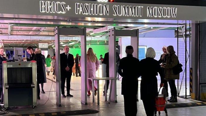 Fashion Show Moskow di Basement Parkir, Lengak-lenggok Model Rusia di