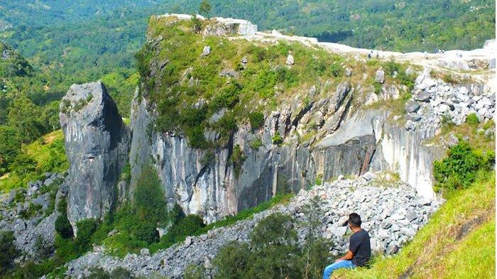 Pesona batu raksasa di destinasi Fatunausus, Kabupaten Timor Tengah Selatan (TTS), Provinsi Nusa Tenggara Timur (NTT).