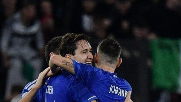 Pemain depan Italia, Federico Chiesa, berselebrasi bersama rekan setimnya seusai mencetak gol dalam Kualifikasi Euro 2024 yang mempertemukan Italia vs Makedonia Utara di Stadion Olimpico pada 17 November 2023.