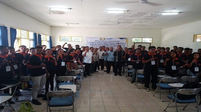FOTO BERSAMA - Direktur Akademi Tekni Kupang, Ir. Piter Djami Rebo, M.Si (baju motif daerah), Kabid Jasa Konstruksi Dinas PUPR Kota Kupang, Iwan K, Julianus, ST, MT, tim asesor, panitia dan peserta uji sertifikasi foto bersama seusai membuka kegiatan, Selasa (28/5/2024).