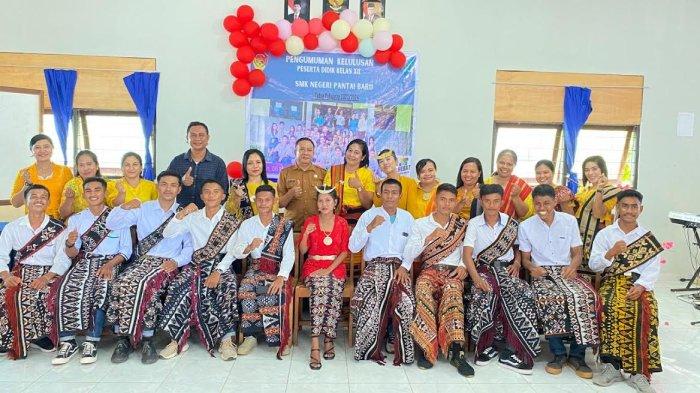 Selimut Rote Anti Coret-Coret, 28 Murid SMK Negeri Pantai Baru Rayakan Kelulusan ...