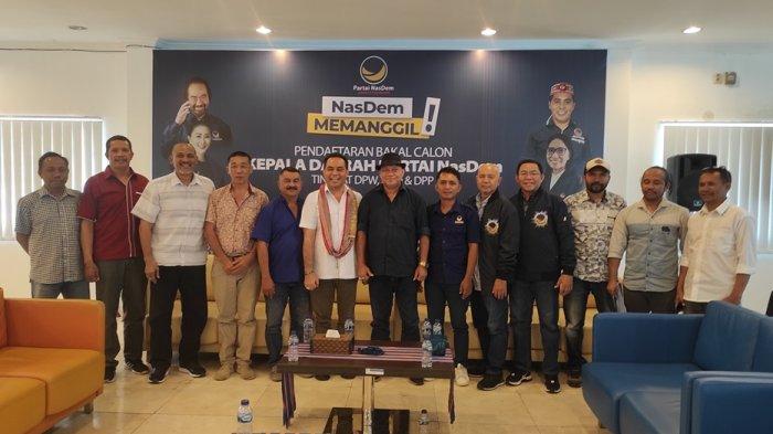 Foto bersama usai pendaftaran Andre Garu sebagai bakal cagub NTT di Nasdem