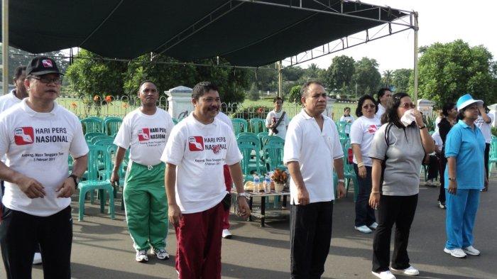 Depan dari kiri, Andre W Koreh, Dion DB Putra, Frans Lebu Raya, Lusia Adinda Lebu Raya saat kegiatan HPN Kupang 2011.