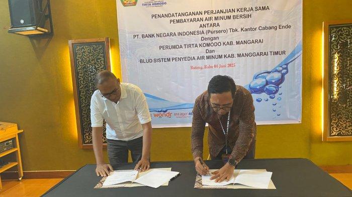 TANDA TANGAN - Kepala UPTD-SPAM Kabupaten Manggarai Timur Fransiskus Yun Aga bersama pimpinan BNI Cabang Ruteng, menandatangani perjanjian kerja sama antar kedua lembaga ini.